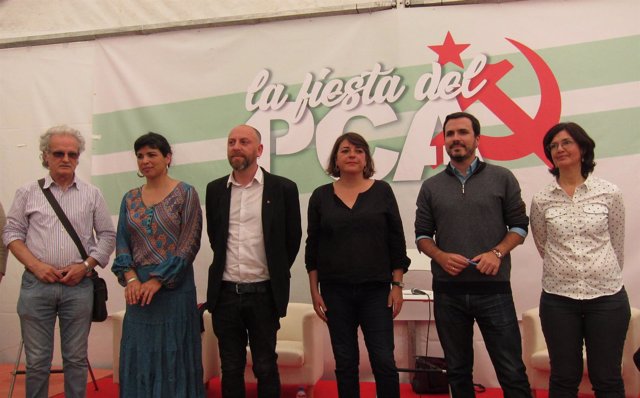 Alberto Garzón y Teresa Rodríguez con otros dirigentes en la Fiesta del PCA