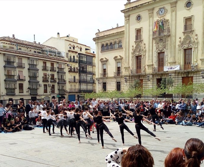 Exhibición reivindicativa por un conservatoria de danza en Jaén