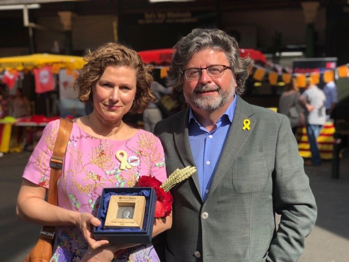 La filla de Muriel Casals, Laia Gasch, amb el líder de Demòcrates, Toni Castellà