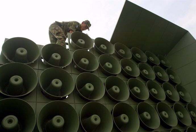 Soldado surcoreano con los altavoces para propaganda en la frontera norcoreana