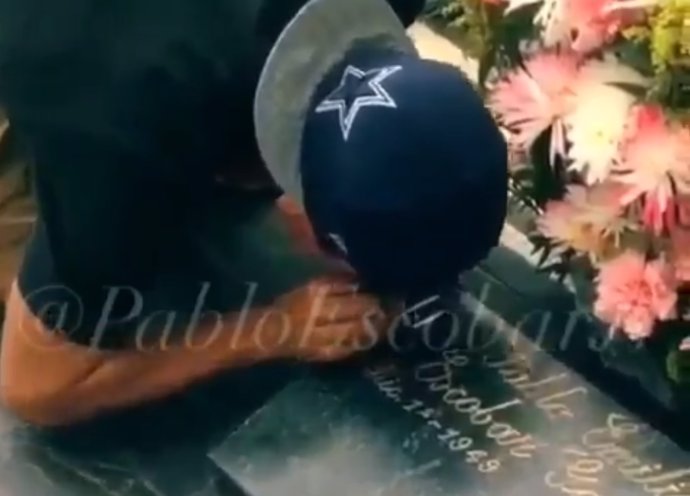 Un turista británico esnifando coca en la tumba de Pablo Escobar