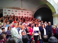 Colau pide que Sant Jordi sea un "éxito de vida y ventas" y recuerda a Cuixart y el atentado