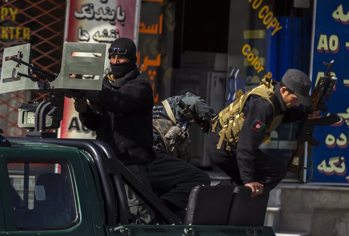 Policia afgano llega a su puesto después del atentado suicida