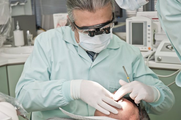 Un dentista realiza una intervención