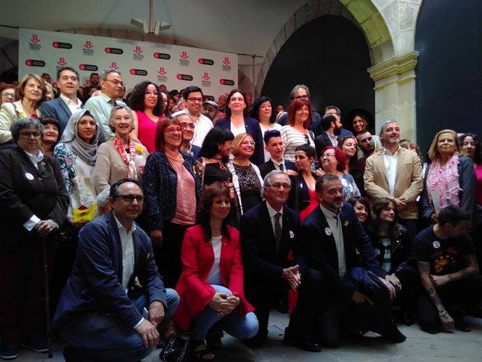 Regidors de Barcelona amb els convidats a l'esmorzar d'escriptors 2018