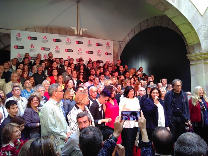 Foto de grup de l'esmorzar d'escriptors de Sant Jordi 2018