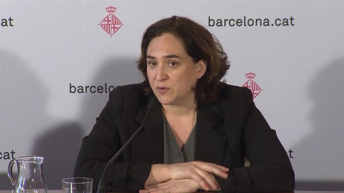 Ada Colau y Jordi Munell en la firma de un conveio