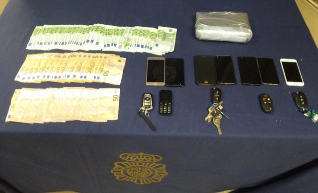 Efectos intervenidos en una operación contra el tráfico de drogas en Estepona