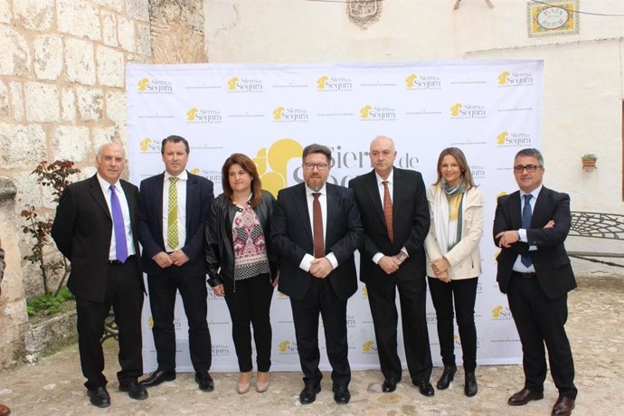 Sánchez Haro (c) en la presentación de la nueva imagen de la DO Sierra de Segura