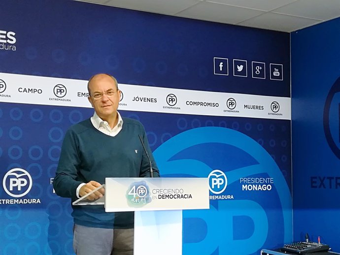 Monago en la rueda de prensa de este lunes en Mérida