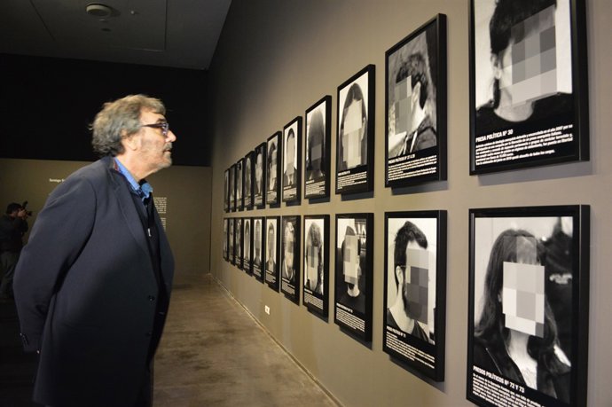 Tatxo Benet al Museu de Lleida, davant de 'Presos polítics'