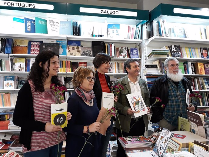 Ana Pontón del BNG con diputados de su grupo en una librería.