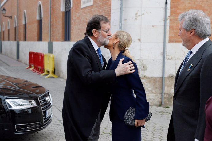 Rajoy saluda a Cifuentes a su llegada a la entrega del Premio Cervantes