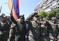 Cientos de militares de uniforme se suman a las protestas contra el Gobierno en Armenia