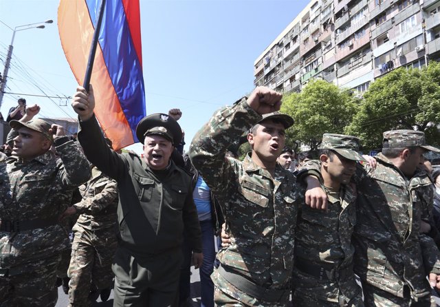 Militares armenios de uniforme en las protestas contra Sargsyan en Ereván