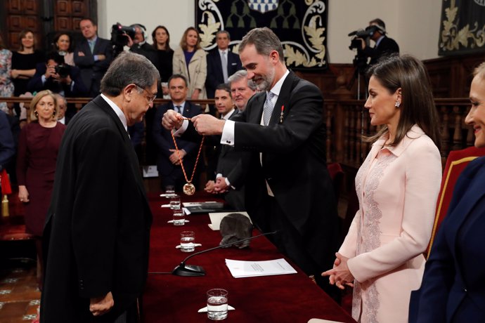 Los Reyes imponen la medalla del Premio Cervantes al escritor Sergio Ramírez