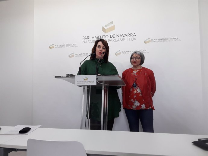 Ainhoa Aznárez y Mari Luz Sanz, en el Parlamento de Navarra.