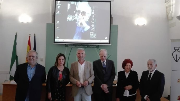 Vázquez (centro), en el acto de homenaje a Pablo García Baena