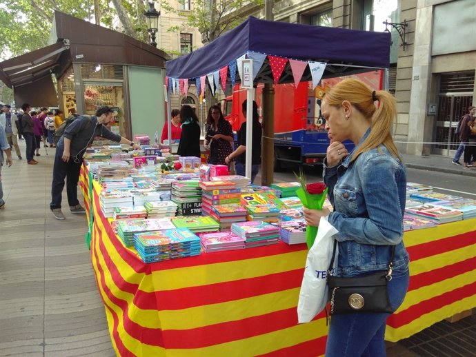 Parada de llibres en La Rambla de Barcelona per Sant Jordi