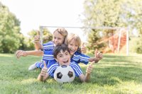 En el fútbol, juego limpio: amistad y compañerismo