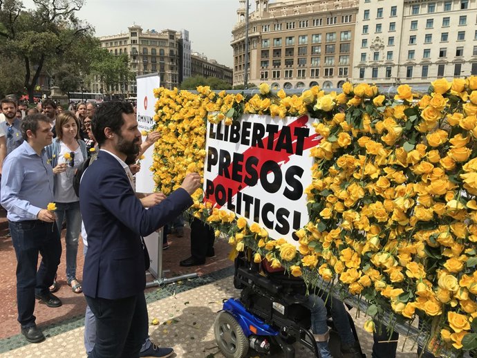 R.Torrent deixa una rosa groga a la plaça Catalunya
