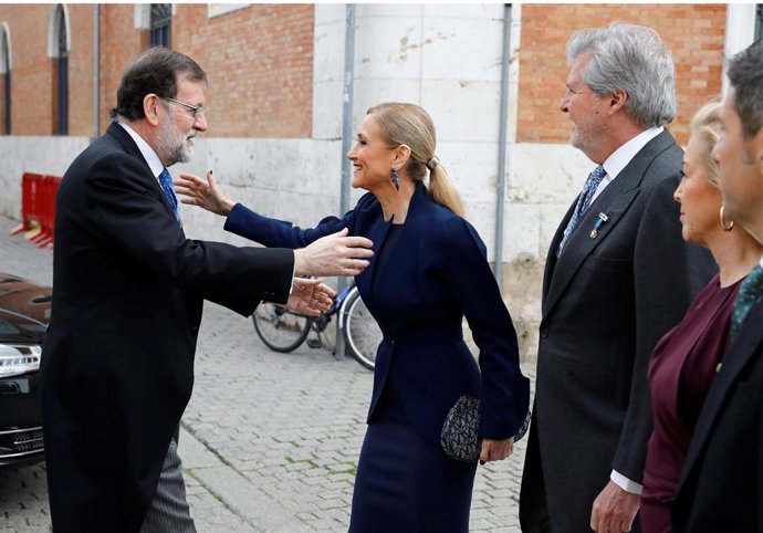 Rajoy saluda a Cifuentes a su llegada a la entrega del Premio Cervantes