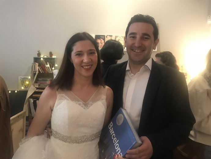 Parella de nuvis que celebren la seva postboda per Sant Jordi