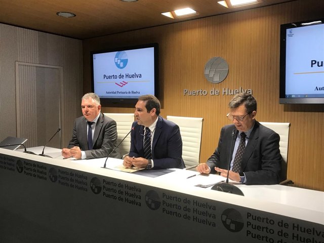 El presidente del Puerto de Huelva, José Luis Ramos, junto a Julio Coca. 