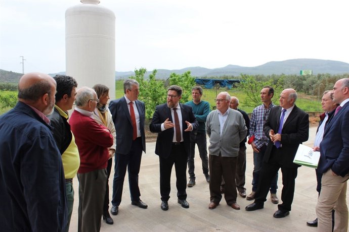 Sánchez Haro (c) visita la cooperativa Santa Teresa de Jesús.
