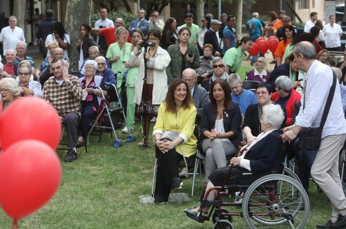 Mercè Conesa celebra la diada amb usuaris del servei residencial Respir
