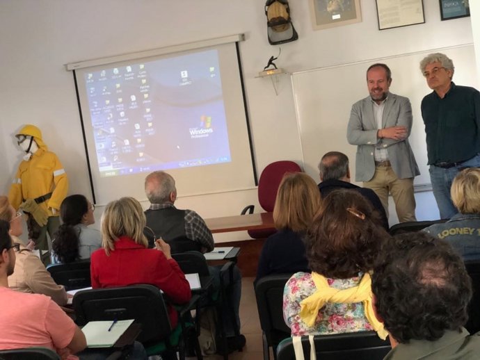 Algar (2º dcha.) en la inauguración