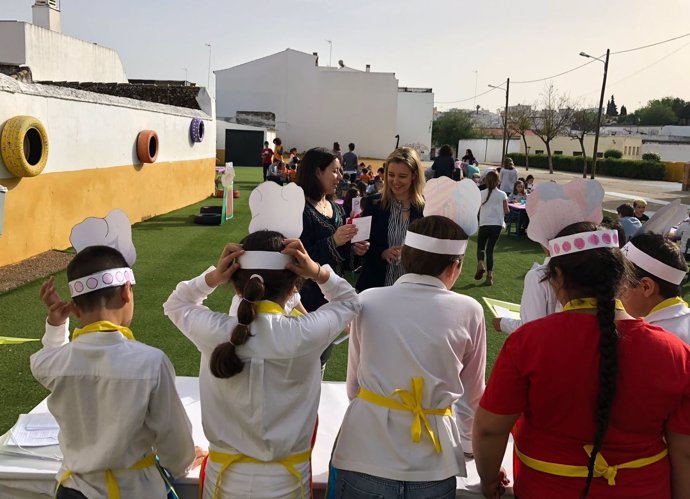 La alcaldesa de Alcalá de Guadaíra compartió con los pequeños el día. 