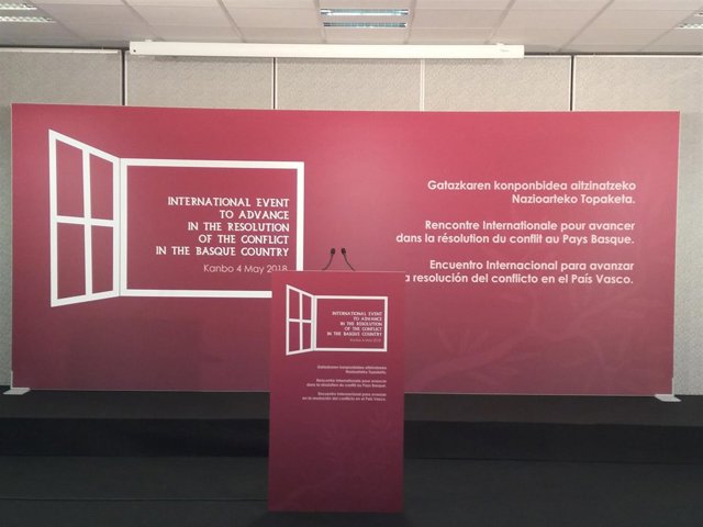 Cartel anunciador del acto de disolución de ETA el 4 de mayo en Kanbo (Francia)