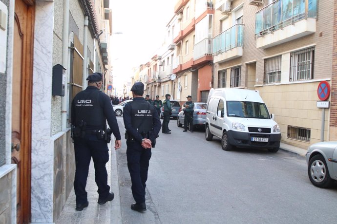 Agentes vigilan la casa de Balerma (Almería) donde un padre ha matado a su hijo