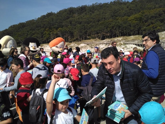 El conselleiro Román Rodríguez en Cíes con Os Bolechas y un centenar de niños