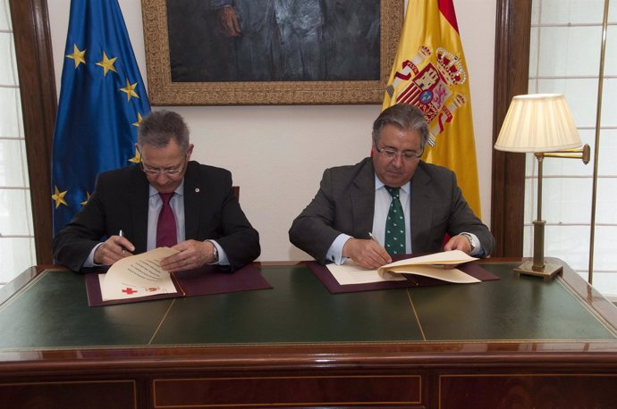 El ministro del Interior y el presidente de Cruz Roja firman un convenio