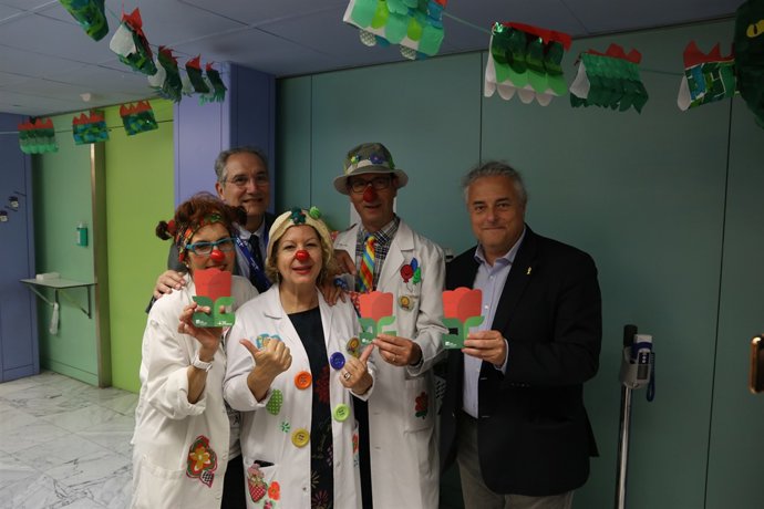 Representants del Vall d'Hebron, FGC i Papallassos reparteixen roses a pacients