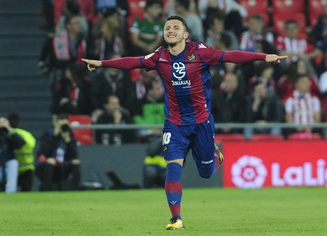 Enis Bardhi celebra uno de sus goles