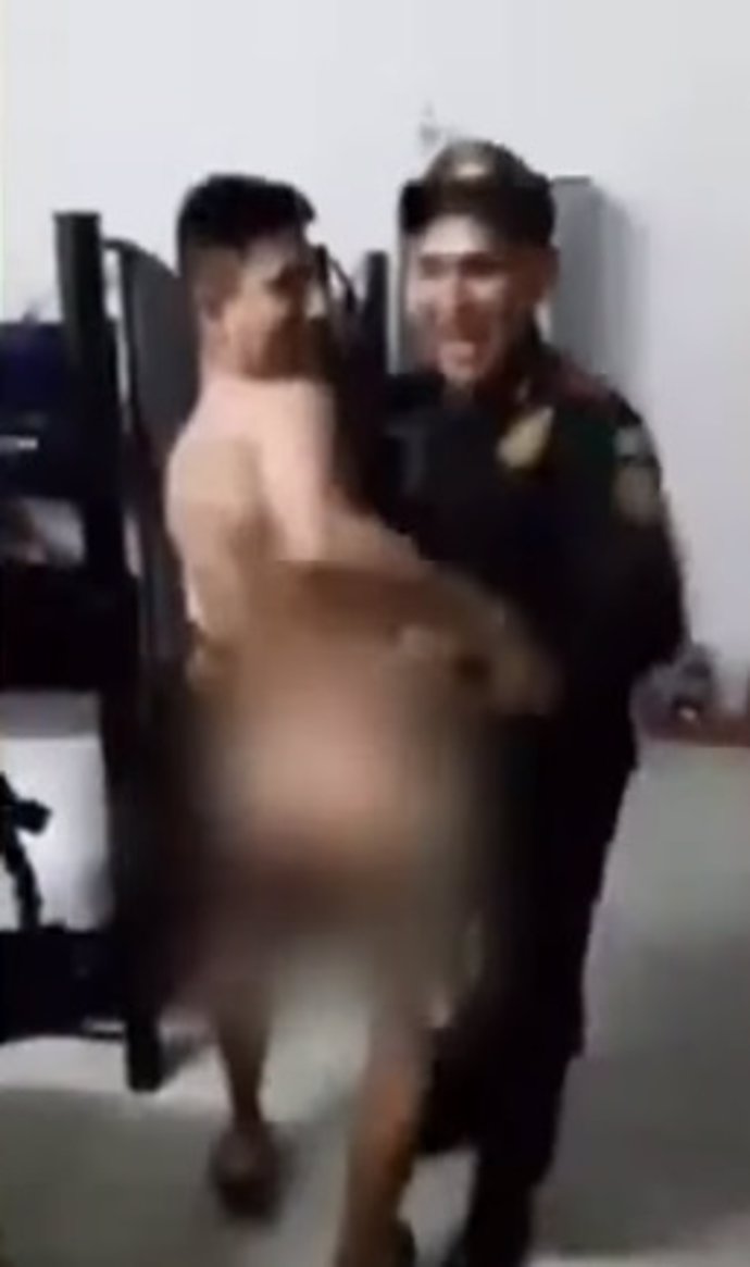 Un policía mexicano baila desnudo con un compañero y ahora se enfrentan a  una posible sanción