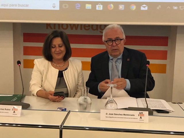 La consejera María José Sánchez Rubio junto al rector de la UNIA