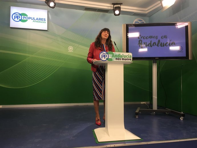 La secretaria general del PP-A, Loles López, en rueda de prensa