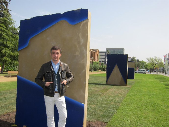 El artista Lluís Lleó con parte de su obra