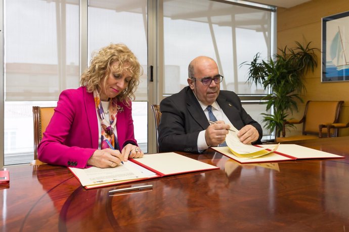 Eva Díaz Tezanos y Jesús Oria firman convenio para encargo a MARE