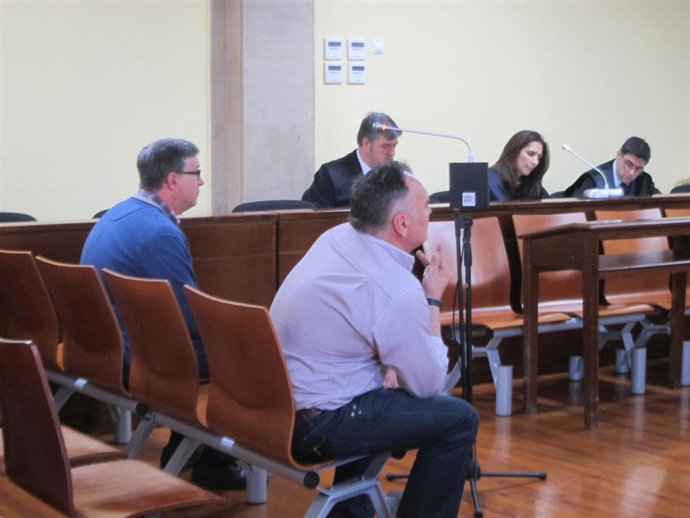 Los dos acusados sentados en el banquillo                   