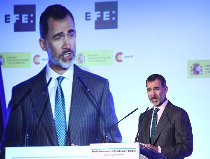 El Rey Felipe VI entrega unos premios sobre periodismo en Madrid