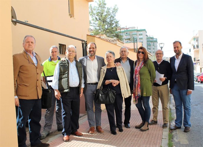 Juan Cassá con vecinos de Miraflores de El Palo 