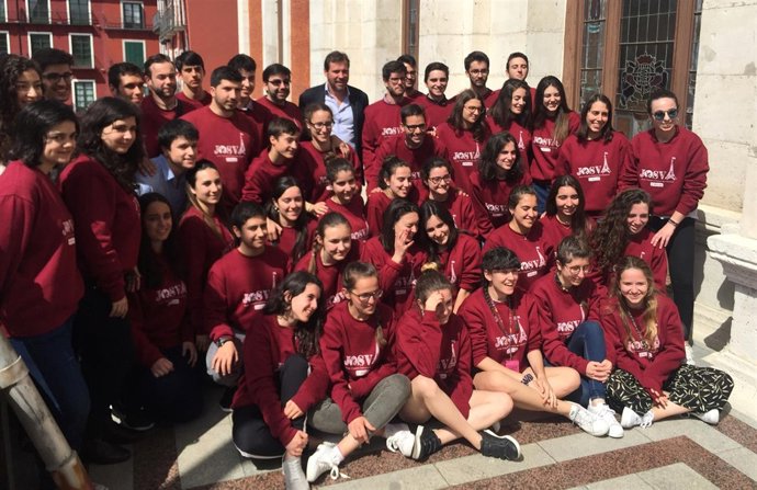 El alcalde de Valladolid, junto a miembros de la JOSVA. 24-4-2018