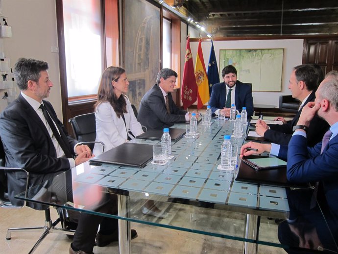 Imagen de la reunión de López Miras con los responsables de la SAREB         