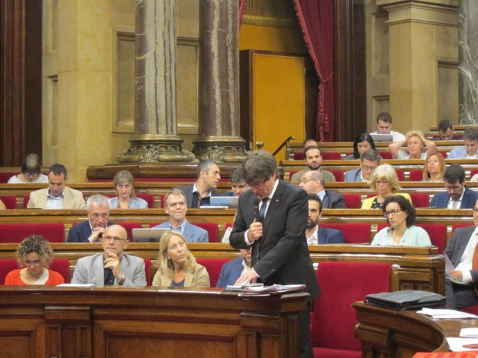 C.Puigdemont en el pleno del Parlament (Archivo)     