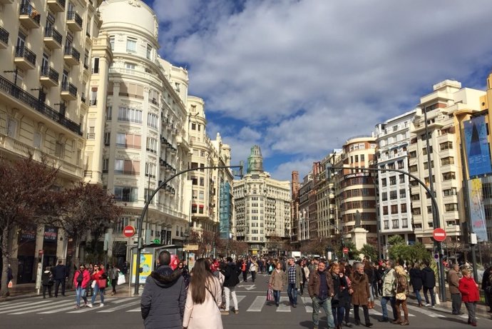 Imagen de población, habitantes en uan calle de València